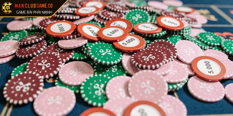 Bàn chơi và cách di chuyển ký hiệu dealer Poker xanh chín